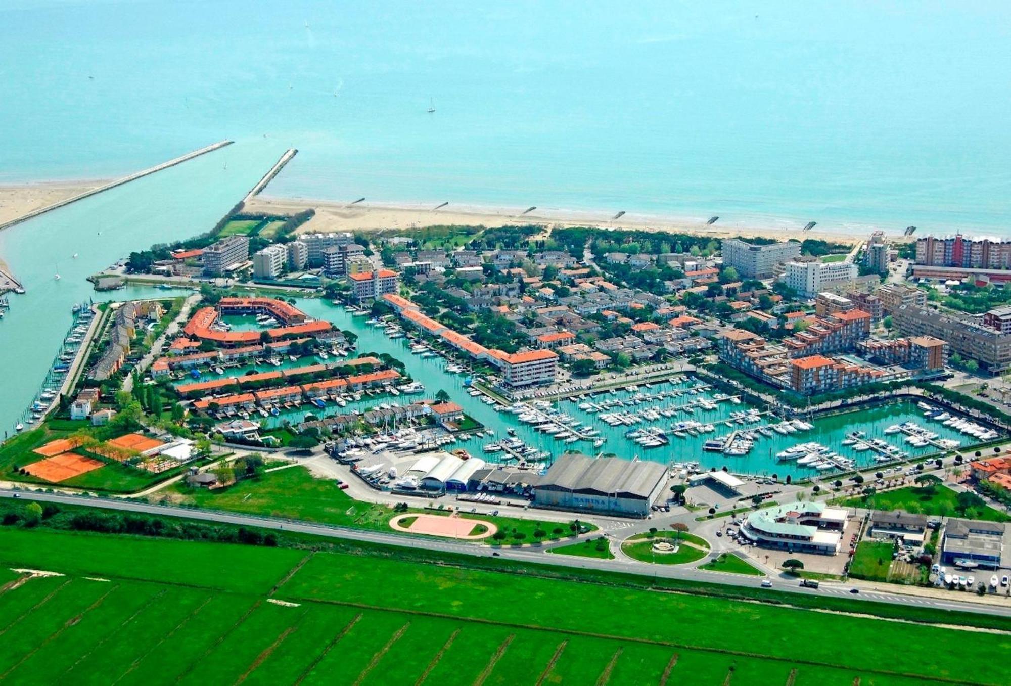 Renovated Flat With A Stunning Terrace Lägenhet Porto Santa Margherita di Caorle Exteriör bild