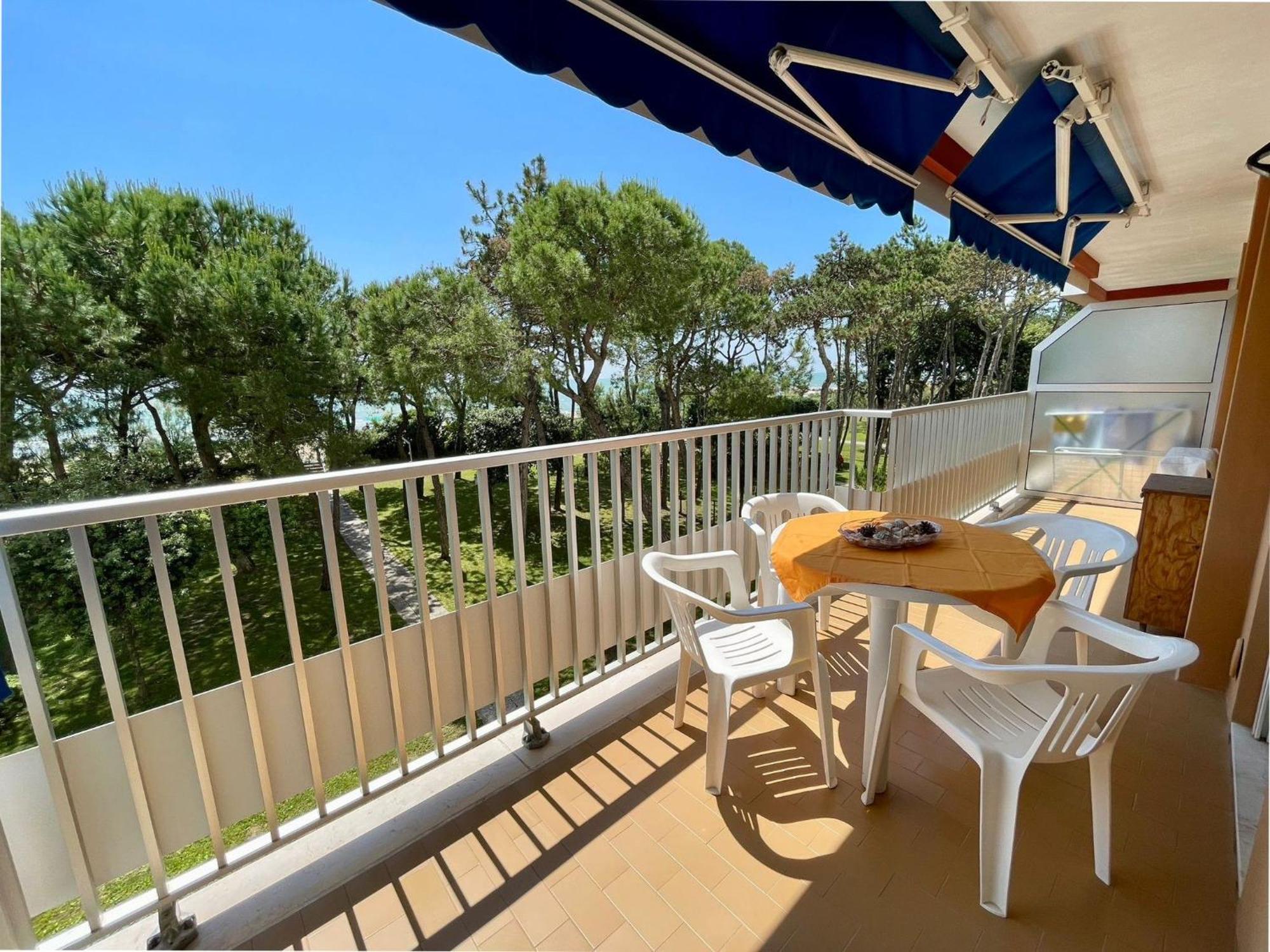 Renovated Flat With A Stunning Terrace Lägenhet Porto Santa Margherita di Caorle Exteriör bild